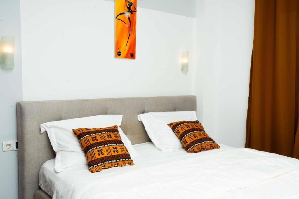 Studio Meuble Haut Standing Jouvence Yaounde Luaran gambar